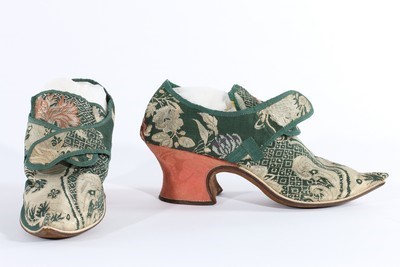 Lot 20 - A fine pair of brocaded silk shoes, 1721, of...