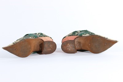 Lot 20 - A fine pair of brocaded silk shoes, 1721, of...