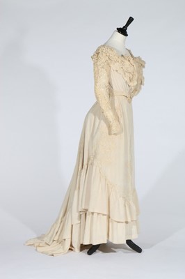 Lot 32 - A Paquin ivory crêpe and lace debutante or...