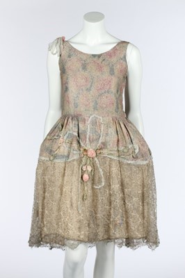 Lot 62 - A printed lamé robe de style, mid 1920s, the...