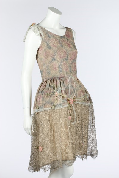 Lot 62 - A printed lamé robe de style, mid 1920s, the