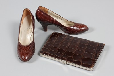 Lot 111 - A group of accessories, including 1940s brown...