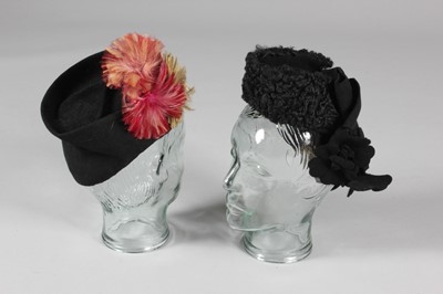 Lot 15 - A group of mainly 1940s accessories, nine hats...