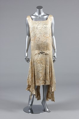 Lot 221 - A Molyneux bridal/presentation gown, circa...