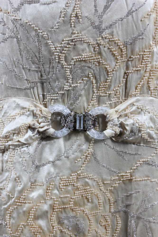 Molyneux Rosa Robe Lot 221 - A Molyneux bridal/presentation gown, circa