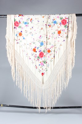 Lot 282 - An embroidered Chinese silk shawl and other...